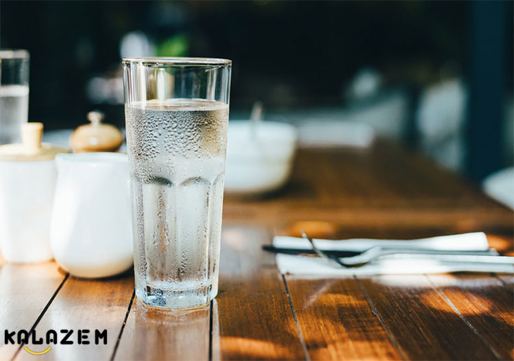 آیا افزایش میزان نوشیدن آب در روز، به پیشگیری از مشکلات سلامتی کمک می‌ کند؟