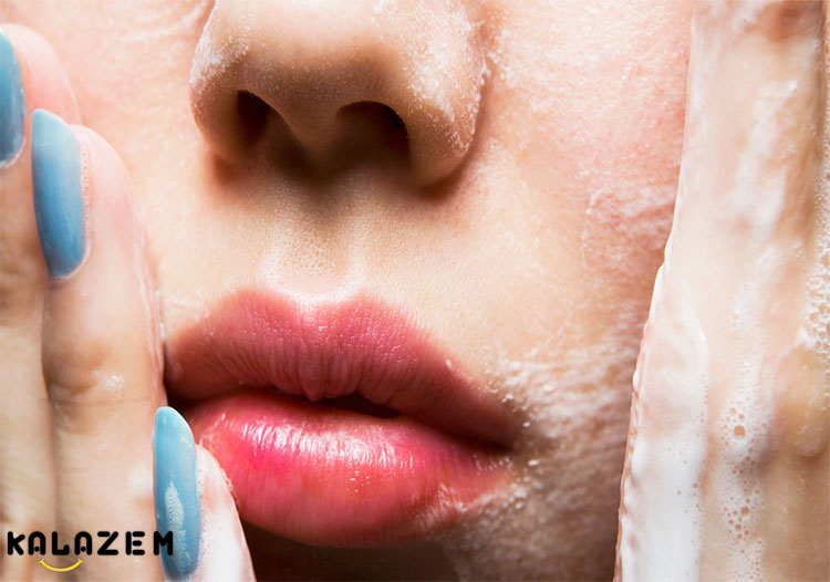 ابتدا برای شستن صورت خود را با آب گرم خیس کنید