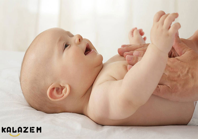برای ماساژ نوزاد یک قلب را روی قفسه سینه کودک خود ردیابی کنید