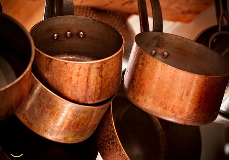 برای تمیز کردن مس یک حبه سس کچاپ را روی یک پارچه تمیز بمالید