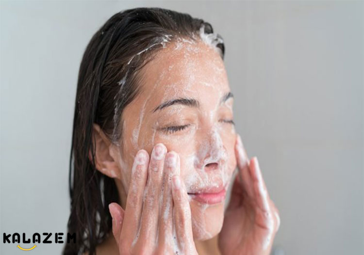 برای شستن صورت از پاک کننده های فرموله شده برای پوست های مستعد آکنه استفاده کنید