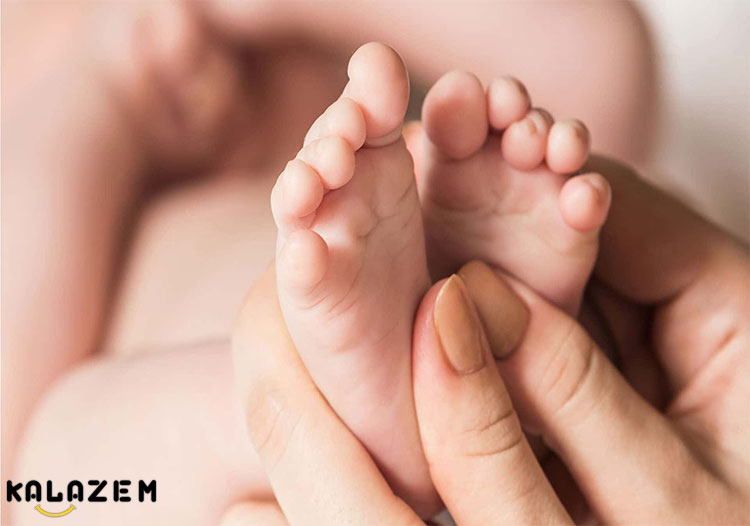 ماساژ نوزاد از بازوها و پاهای کودک