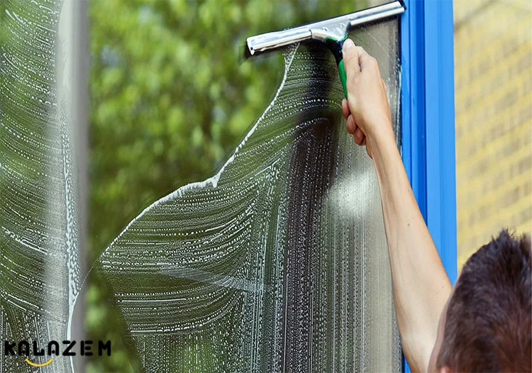 برای تمیز کردن پنجره سطح شیشه را خیس کنید