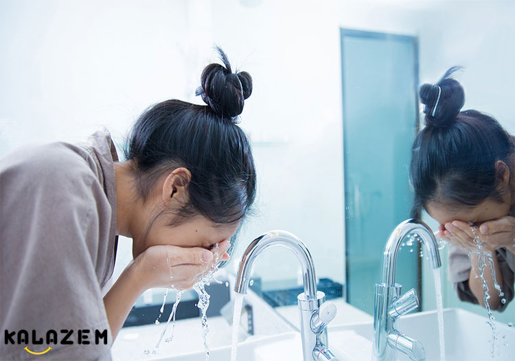 از استفاده از آب گرم در شستن صورت خودداری کنید