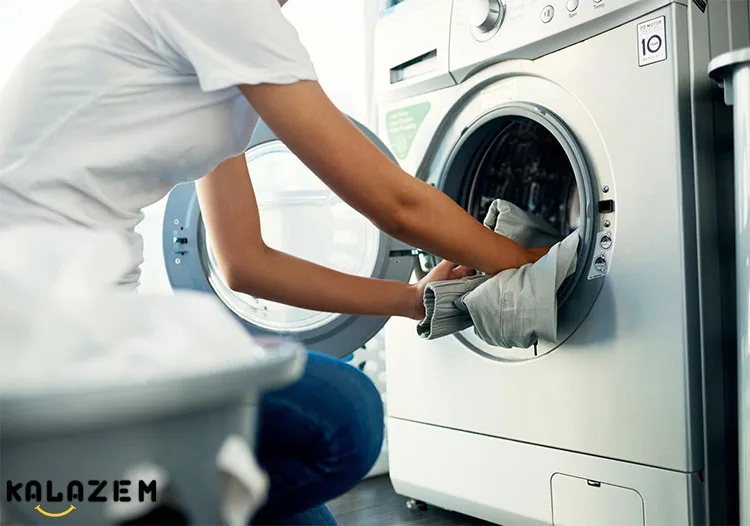 برای جلوگیری از بوی بد لباس ، قبل از شستن لباس ها را از داخل برگردانید برای جلوگیری از بوی بد لباس ، قبل از شستن لباس ها را از داخل برگردانید