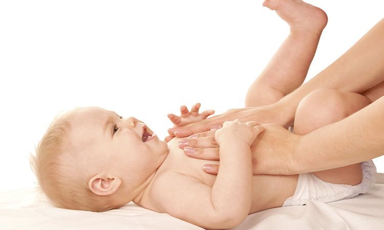 چگونه بچه نوزاد را ماساژ دهیم؟ نکاتی درباره فواید و روش های ماساژ نوزاد