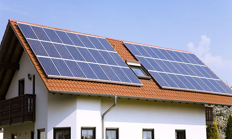 پنل خورشیدی چیست؟ بررسی کامل تمام نکات و مزایای سیستم ها و پانل های خورشیدی