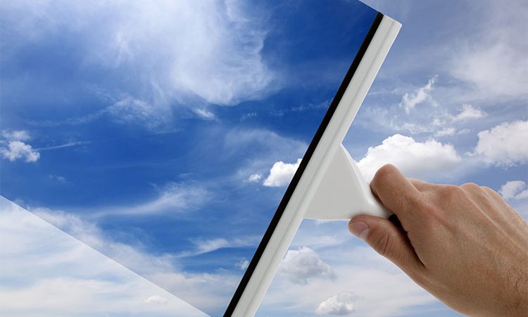 17 راهکار که شیشه های خانه را برق بیاندازید! روش های کاربردی تمیز کردن پنجره
