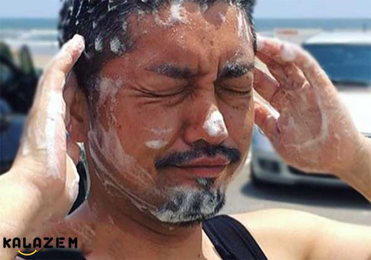 ابتدا برای شستن صورت خود را با آب گرم خیس کنید
