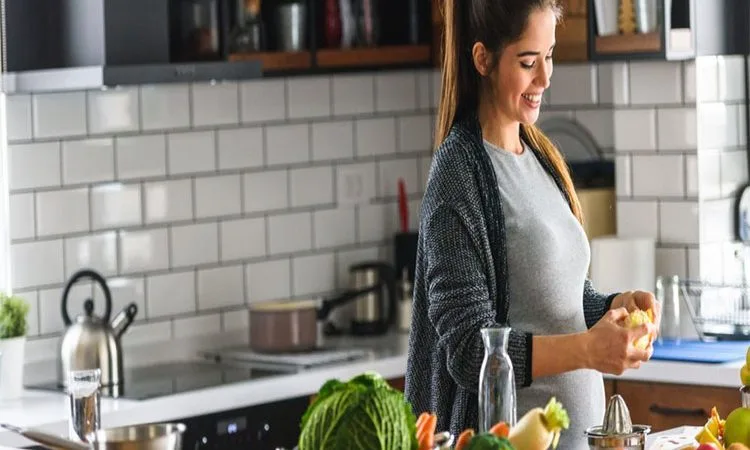در دوران حاملگی چه غذاهایی بخوریم؟ بایدها و نبایدهای رژیم بارداری برای مادر و کودک