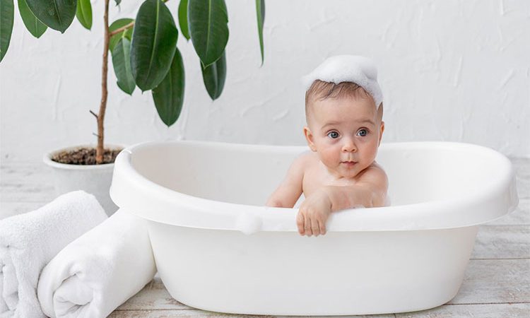 حمام کردن نوزاد و کودک چگونه است؟ روش شستشوی بچه ها بدون آسیب رساندن