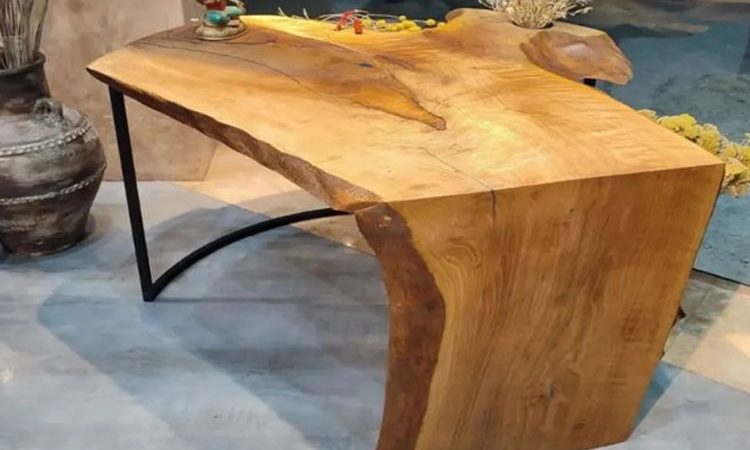 تمیز کردن میز چوبی